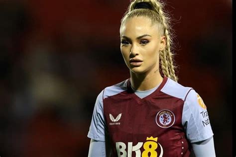 A Career in Cleats: Deconstructing the Salary of a Professional Footballer like Alisha Lehmann