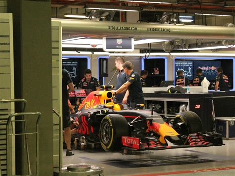 Average Formula One Pit Crew Salary: A Deep Dive