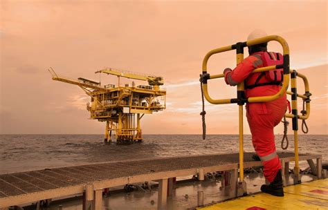 Average Oil Platform Worker Salary: A Deep Dive