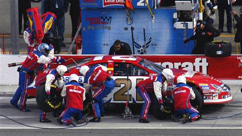How Much Do NASCAR Pit Crew Members Make? A 2024 Salary Guide