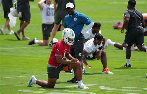How Much Do NFL Athletic Trainers Make? A Deep Dive into Salaries and Career Paths