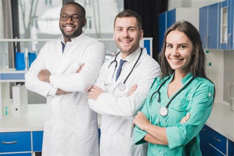 Key Factors That Influence Your Traveling Medical Assistant Salary