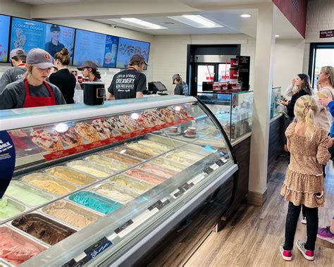 What Do Cold Stone Creamery Employees Do?