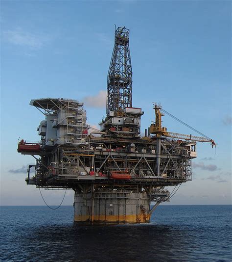 What Do Oil Rig Workers Do?
