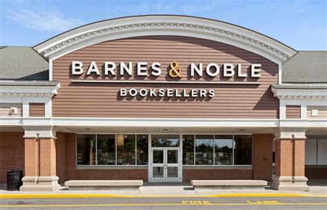 What Does a Barnes & Noble Bookseller Do?