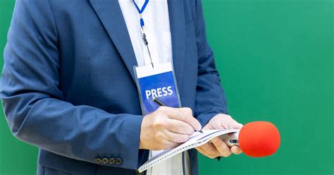 What Does a Broadcast Business Journalist Do?