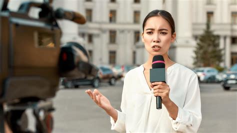 What Does a Broadcast News Anchor or Correspondent Do?