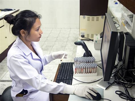 What Does a Clinical Lab Technologist Do?