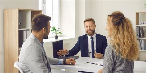 What Does a Commercial Real Estate Broker Do?