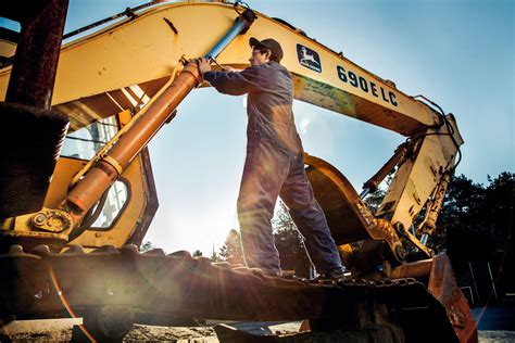 What Does a Construction Equipment Mechanic Do?