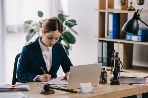 What Does a Corporate Lawyer in New York Do?