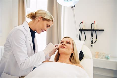 What Does a Cosmetic Dermatologist Do?