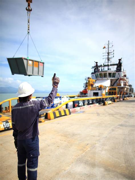 What Does a Dock Worker Do?