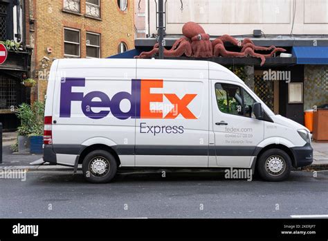 What Does a FedEx Courier Do?