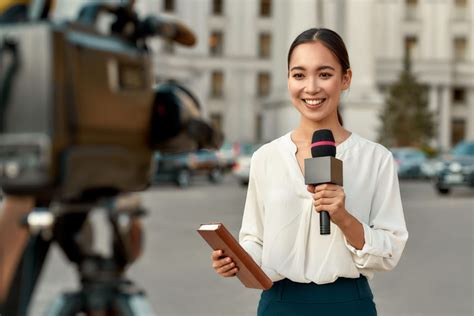 What Does a Financial Journalist Do?
