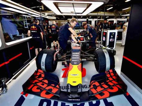 What Does a Formula 1 Pit Crew Member Do?