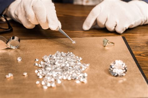 What Does a Gemologist & Jewelry Appraiser Do?