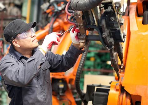 What Does a Heavy Equipment Mechanic Do?