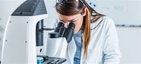 What Does a Histotechnologist Do?