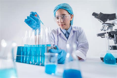 What Does a Lab Scientist Do?