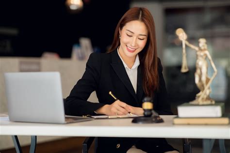 What Does a Lawyer Assistant Do?