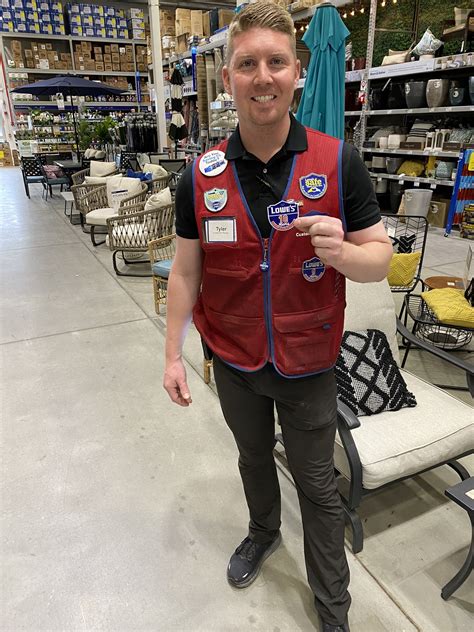 What Does a Lowe's Manager Do?
