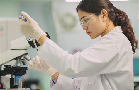 What Does a Medical Laboratory Technologist Do?