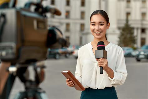 What Does a News Correspondent Do?