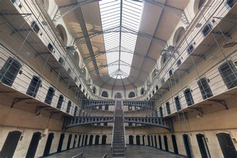 What Does a Prison Warden Do?