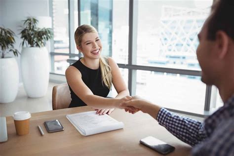 What Does a Relationship Banker I Do?