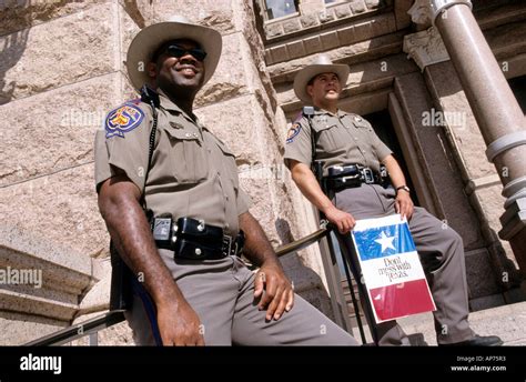 What Does a Texas DPS Officer Do?