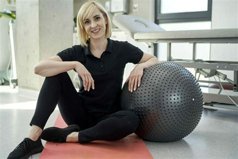 What Does a Travel Physical Therapist Do?