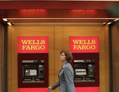 What Does a Wells Fargo Teller Do?