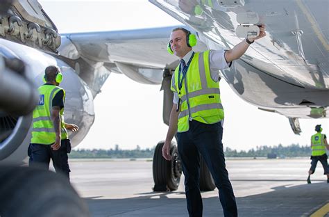 What Does an Airport Manager Do?