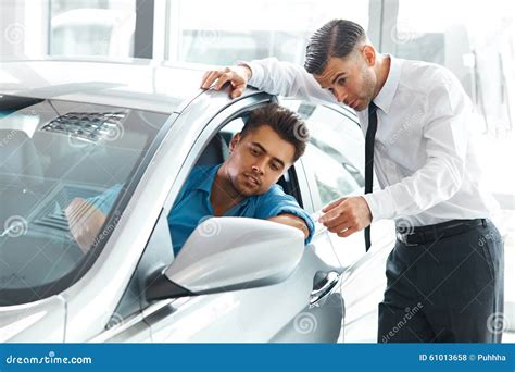 What Does an Auto Sales Consultant Do?