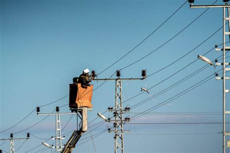 What Does an Electric Lineman Do?