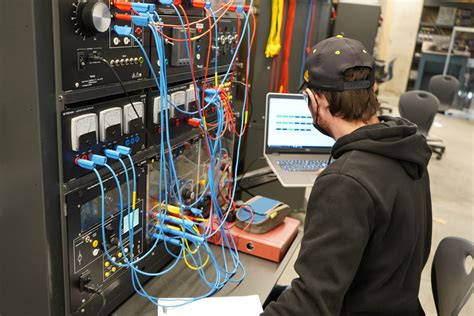 What Does an Electrical Engineering Technologist Do?