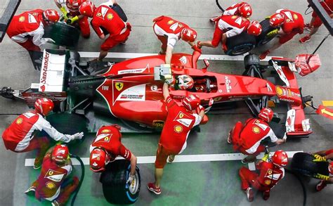 What Does an F1 Pit Crew Team Do? A Symphony of Precision