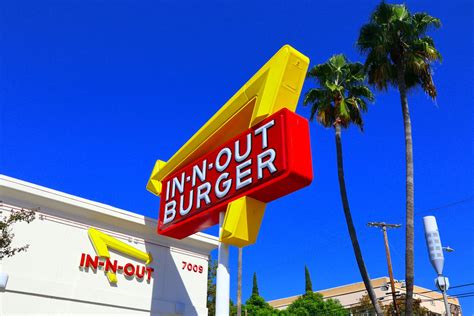 What Does an In-N-Out Burger Manager Do?