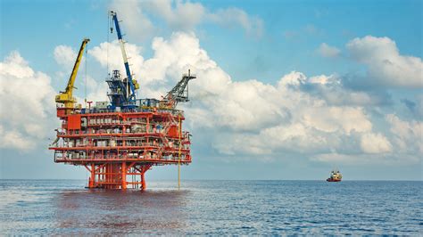 What Does an Offshore Oil Rig Worker Do?