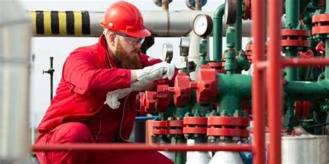 What Does an Oil and Gas Engineer Do?