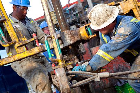 What Does an Oil Rig Worker Do?