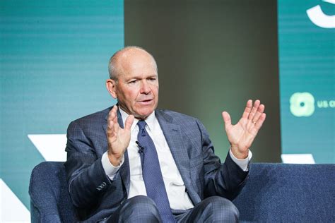 What Does the CEO of a Major Airline Like United Do?